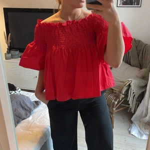 Off-shoulder blus från BikBok - Off-shoulder blus från BikBok i en härlig röd färg. Perfekt till sommaren!!🌹🌹 Storlek S🤩
