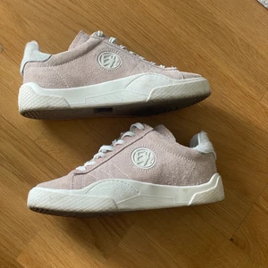 Eytys  - Säljer mina nya eytys i mocka, skon är i toppskick, sulan är lite smutsig på bilderna med det rengörs jätte lätt. Låda medföljer