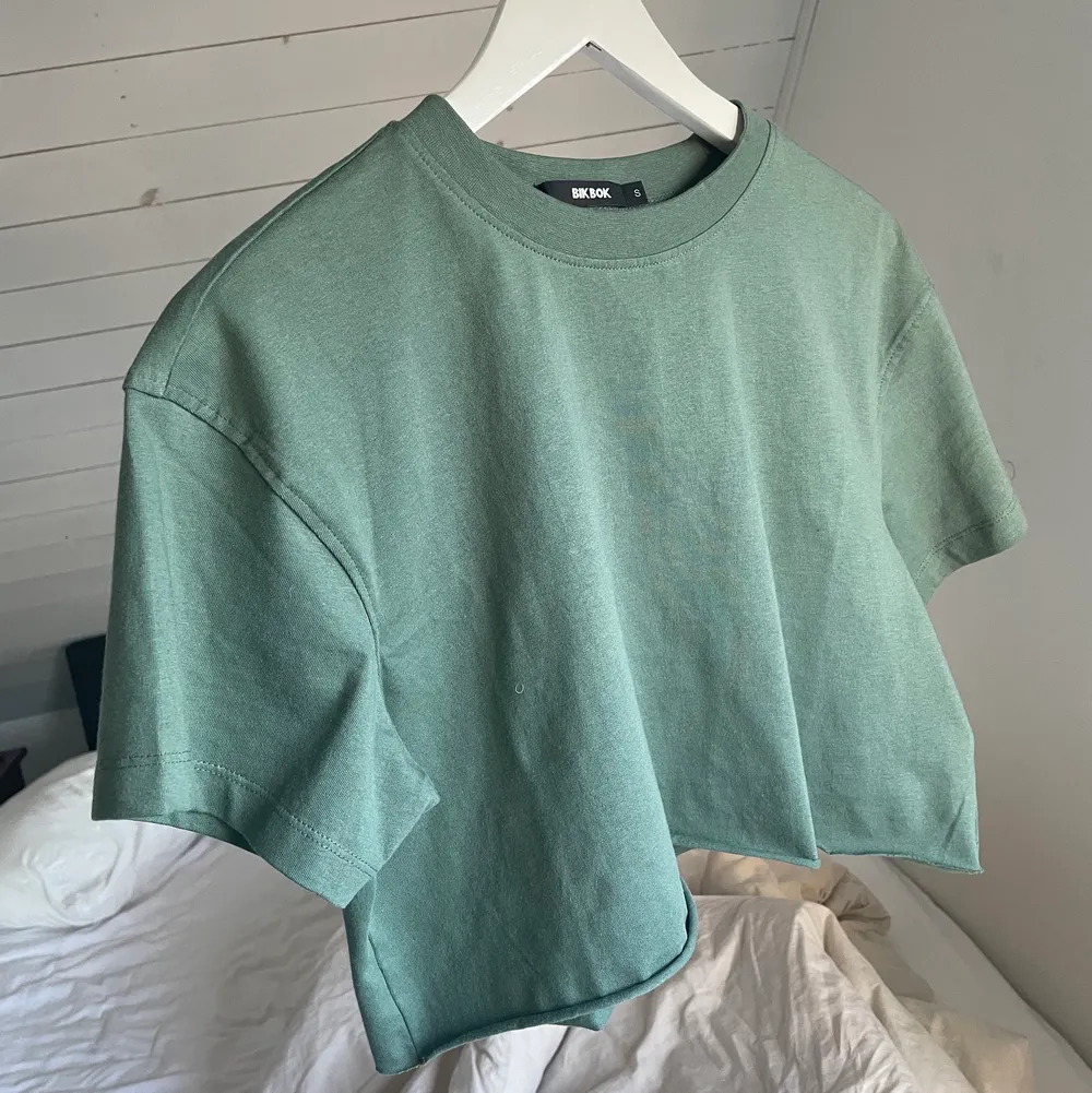 Grön croppad tshirt från bikbok. Åker inte upp vid magen, sitter som en smäck. 💚. T-shirts.
