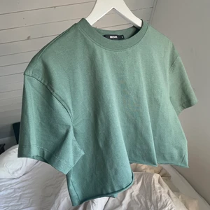 Croppad tshirt Bik bok - Grön croppad tshirt från bikbok. Åker inte upp vid magen, sitter som en smäck. 💚