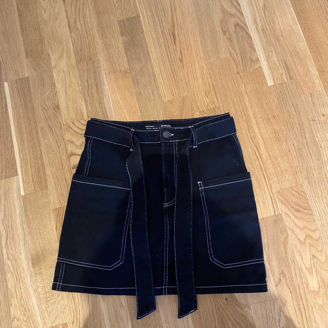 Svart kort kjol  - 91