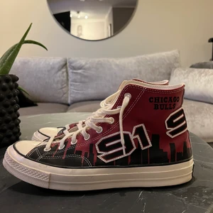 Converse X Chicago Bulls - Säljer nu min Converse X Chicago Bulls skor pga för liten storlek. Använda 1 gång, alltså i helt nyskick. Köpta för 2000kr. Hör gärna av er för fler bilder på skorna eller eventuella frågor.☺️😇