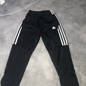 Byxor  - Adidas byxor säljer även matchande tröja äkta köpte pga skulle ha på träning men använder inte längre 