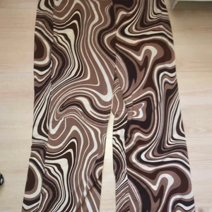 New york byxor  - Detta är syorlek S men ja själv har storlek 38(M) och dem sitter perfekt ifall man vill ha det tajtare då, använt dem bara 1 gång samma dag jag köpte dem, efter jag hade dragit av prislappen så ångrade jag köpet för detta inte va en stil ja använder, dock älskar jag hur den sitter på folk som har denna stil och som klär upp de fint nåt ja inte gör, köpte dem för 350 och säljer dem för 300 efter som dem är ganska nya och så kan pris alltid diskuteras 