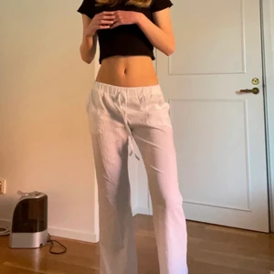 Linnebyxor - Säljer dessa populära linnebyxor. 77cm innerbenslängd 💕 skriv till mig privat för mer frågor! 😁 HÖGSTA BUD 550