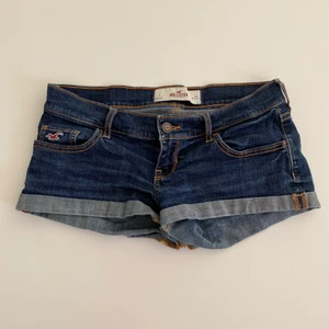 Lågmidjade hollister shorts - Lågmidjade hollister shorts. Väldigt bekväma och snygga!💗💗 ( pris går att diskutera )