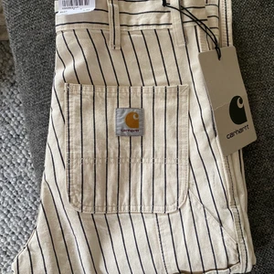 Carhartt Trade Single Knee Pant  - Säljer dessa pga för små. Dom är köpta på junkyard för 1099kr men är nu slutsålda. Storleken är W27 L32. Du får välja om du vill ha spårbarfrakt för eller vanlig 💓💓