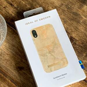 Helt oanvänt skal från Ideal of Sweden i modellen ”Sandstorm Marble” som passar till iPhone XR.   (Produkten ligger fortfarande kvar i förpackningen).   Ordinariepris: 299:-  Säljs för: 80:-