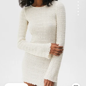 Vit klänning - Säljer denna fina och trendiga slutsålda klänning från Pull&bear i storlek M då jag tyvärr inte har fått någon användning av den (aldrig använd). Prislappen sitter frf kvar! Perfekt inför sommaren☀️