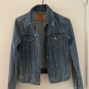 Levi’s jacka  - Super snygg Levi’s jeans jacka. Säljer då jag vuxit ur den. Bra skick strorlek S. SKRIV om du vill köpa eller har frågor💓