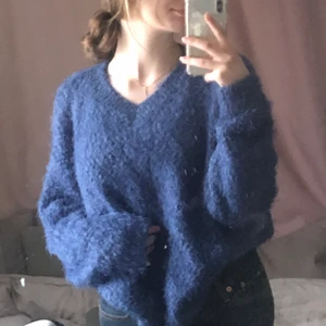 Blå mjuk tröja - Har man frågor eller vill ha flera bilder så kan man bara kontakta mig :) står ej gör frakt. Pris kan diskuteras 💕
