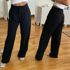 Kostymbyxor  - Kostymbyxor från hm som tyvärr är för stora för mig.  Strl 34, säljes för 150