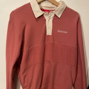 Supreme rugby tröja - Snygg rugbytröja från supreme i storlek M. Tröjan har en liten fläck på halsen som säkert går att få bort med vanish.