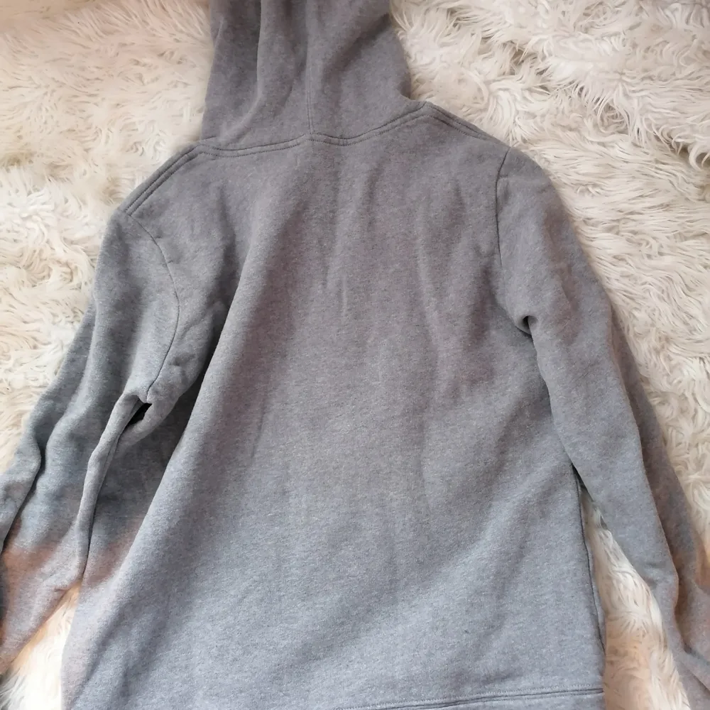 Supersnygg grå Calvin Klein hoodie i strl L, sitter dock mer som en M. Använd max två ggr, har bara legat i garderoben. Inga fläckar eller skador. Nypris ca 900 kr.    Skriv för fler bilder eller mer info! . Hoodies.