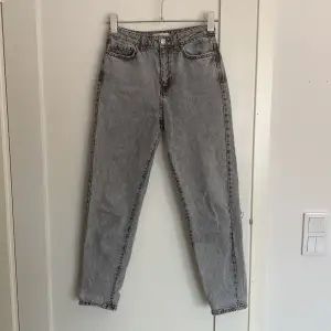 Dagny jeans från Gina tricot i storlek 34, färgen ”stentvättad”. Fint skick! 🌸 köparen står för frakten.