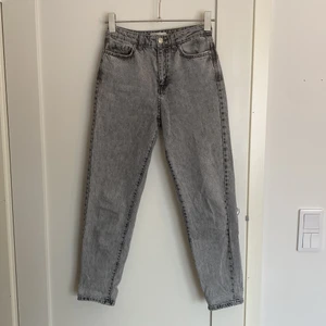 Gina tricot jeans strl 34 - Dagny jeans från Gina tricot i storlek 34, färgen ”stentvättad”. Fint skick! 🌸 köparen står för frakten.