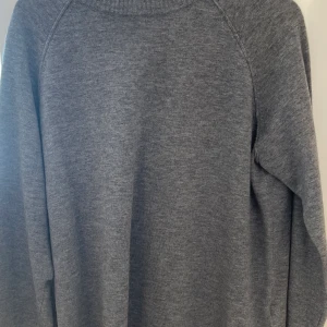 Stickad tröja  - Säljer denna super fina gråa tröja. Aldrig använd 