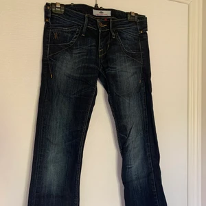 Lowrise Jeans - (säljs billigt då mamma rensade sin garderob från 90-talet o annars skulle det slängas) 100kr+ frakt! Väldigt låga jeans som man ser! Frågor eller mer bilder