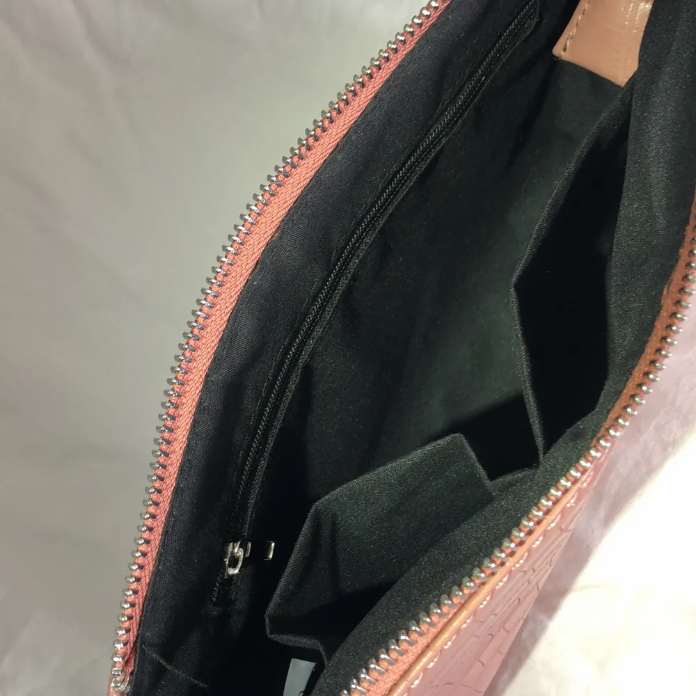 En rosa baguette väska som jag köpte i somras men har bara använts 3 gånger. Den har två öppna fack och ett fack med dragkedja.(Frakten ingår inte i priset) Kontakta mig om du har någon fråga eller vill ha fler bilder:). Väskor.