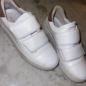 Jim Ricky sneakers - Jim Ricky sneakers i nyskick, endast använda någon gång. I läder med mocka detalj på hälen och två stora kardborreband. Storlek 39. Kan självklart skicka fler bilder!