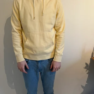 Jack & Jones. Sweat Hood. Storlek L.  - Ljus gul Hoodie. Den är tunn och perfekt för en lite kylig sommar kväll. Den har krympt något i tvätten och är lite mindre än var den var nyköpt. Annars i väldigt bra skick utan fläckar eller skador. Den är köpt för drygt ett år sedan. 