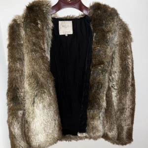 Pälsjacka - Pälsjacka från zara i storlek S/M, superfin och knappt använd!💓🫶🏼