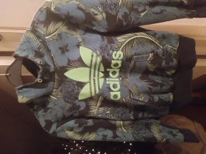 Adidas tröja xs - Unik Adidas tröja köpt här på plick för ca 6 mån sen 