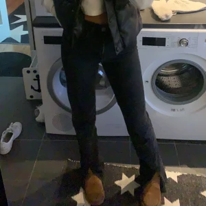 Jeans  - Säljer mina svarta pull and bear jeans då dom inte kommer till användning längre. Inga skador och i bra skick.
