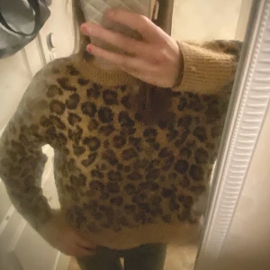 Stickad tröja - Super mysig leopardig stickad tröja i storlek s från h&m men skulle även säga att den passar en xs🤎