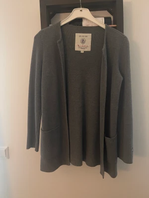 Kofta från Bondelid  - Fin grå kofta från Bondelid. Fint skick. Köparen betalar frakt. 