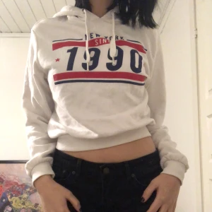 Cropped Vit hoodie med tryck - Jätte fin cropped hoodie som jag fått av min vän, den är i jätte bra skick och är knappt använd, inga defekter. 