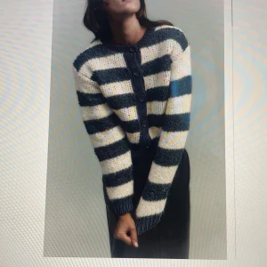 Zara Kofta Aldrig Använd  - Såååå fin tröja som tyvärr är för stor!!
