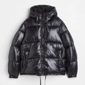 Populära HM jacka  - Jag säljer den populära hm jackan som varit slutsåld länge. Jag säljer den pg av att den är stor på mig så den är endast använd en gång. 