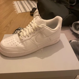 Nike af1 strlk 44 nästan helt nya  - Hej säljer mina af1 storlek 44 pga av att jag ångra typ att jag köpte dem eftersom jag inte behöver flera skor, använda endast 2 gånger och inga crease elle smuts, priset går o diskuteras 