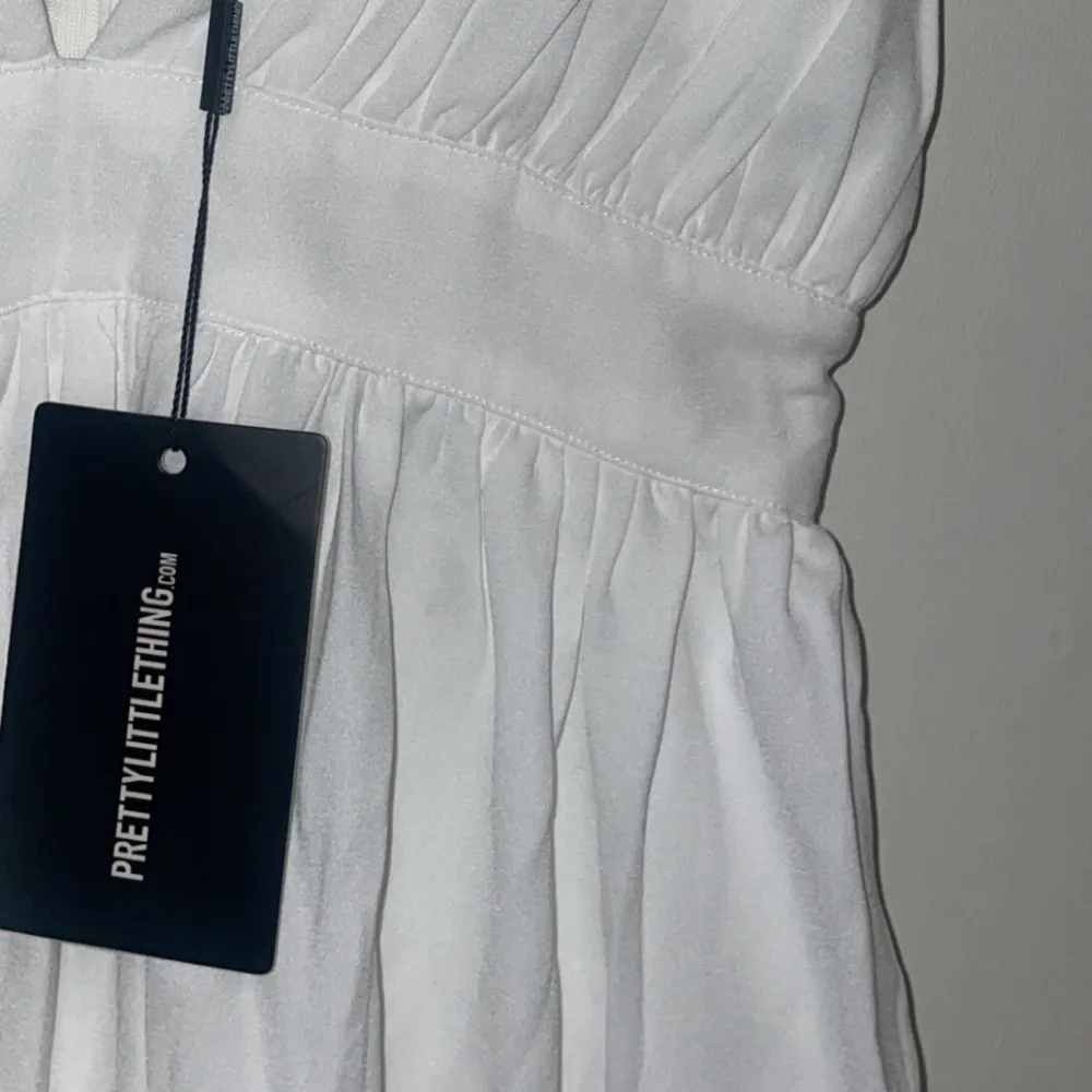 Köpt denna klänning i somras men aldrig använt då den var för liten, köpt för 500 sammanlagt, säljer för 300. Klänningar.