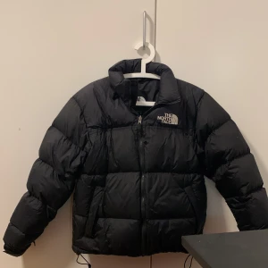 The north face jacka  - säljer en the north face jacka i fint skick, säljer pgr av att den är för stor för mig. Den är i mans moldel stl S(M-L i dam)