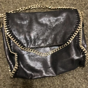 Stella macartney väska  - Sälgar denna billig för att dent sönder men går att laga. Vet ej om den är äkta men tror det💕