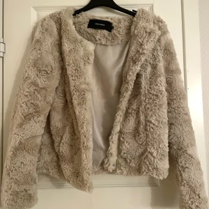 Jacka - Jättemysig jacka ifrån Vero Moda i storlek XS💓 Den är inte så varm så passar mer som en vårjacka!🌱 Jackan är aldrig använd och därför nyskick💓