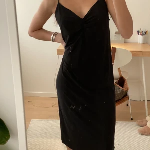 Svart midiklänning - Svart midiklänning i satin. Fraktar för 59kr eller möts upp i Lund. 