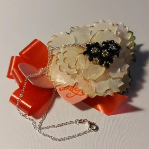 ETT TJUSIGT BULLIGT HJÄRTA ( HANDGJORT) - Hjärtat är gjort av Österrkisk kristall och miyuki seedbeads. Lika på båda sidor. Kedjan är 38cm långt (hjärtat ej inräknat). Passar fint i halsgropen. Fin påse medföljer. Frakten betalas av köparen. OBS ENDAST via e-mail på: elisabethraad1950@gmail.com  