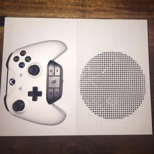 Xbox One S - Hej! Säljer ett Xbox one s som fungerar perfekt utan problem, en kontroll medföljer vid köpet hör av er om ni har någon fråga eller vid  intresse.😀