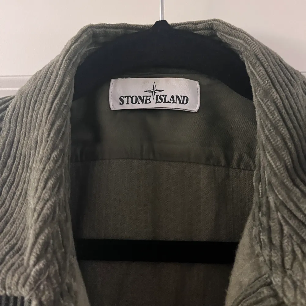 Olivgrön Stone Island skjorta i Manchester. Köpte för cirka 2 år sedan och säljer nu då den blivit för liten. A . Jackor.