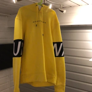 Hoodie - Säljer 2 stycken hoodies från Jack & Jones båda två storlek M 300 för båda