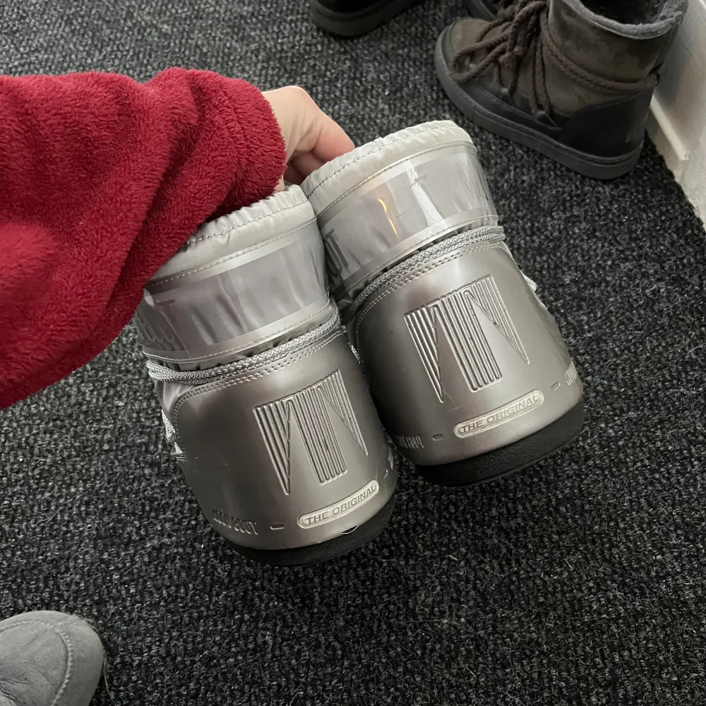 Säljer dessa skitsnygga låga silvriga moonboots som köptes förra året och är mycket sparsamt använda, men säljer då jag inte får nån användning längre!💕. Skor.