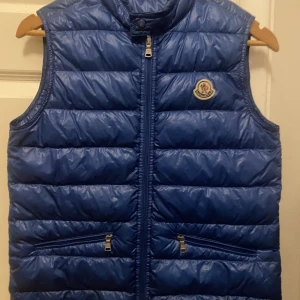 Moncler väst Gui Gilet - Moncler-väst, strl 14yrs, blå, ÄKTA såklart.