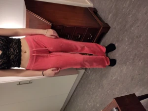 Rosa Juicy couture byxor - Sparsamt använda Juicy couture byxor i en gammal modell. Passar storlek M.  Bara säg till om du vill ha mer information eller fler bilder. Köpare betalar frakt. 