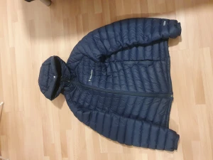 Peak performance - Storlek L, liten i storlek, litet hål på ryggen