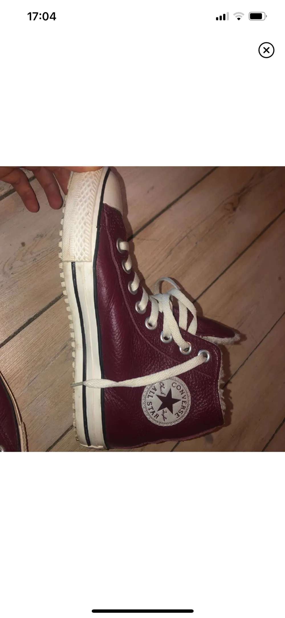 Röd/brun aktiga converse skor i stl 39,5. Använda kanske 2-3 gånger så är i mycket fint skick. Fodrade med teddytyg på insidan och läder på utsidan.. Skor.