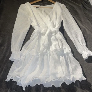 Glittrig Vit långärmad klänning  - Säljer denna skitsnygga vitaklänningen med lite skimmer/glitter från Dennis Maglic. Passar perfekt som studentklänning! 😍 Nypris: 899kr❤️😊