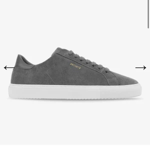 Axel arigato skor  - Axel arigato skor storlek 38, nypris 2300 säljs för 1700 kr, endast använda en gång men säljs pågrund utav att dem inte kommer till användning. Modellen är W’s clean 90 Leather. Inga defekter varken på utsidan eller insidan så super bra skick på dem! 👩‍❤️‍💋‍👩